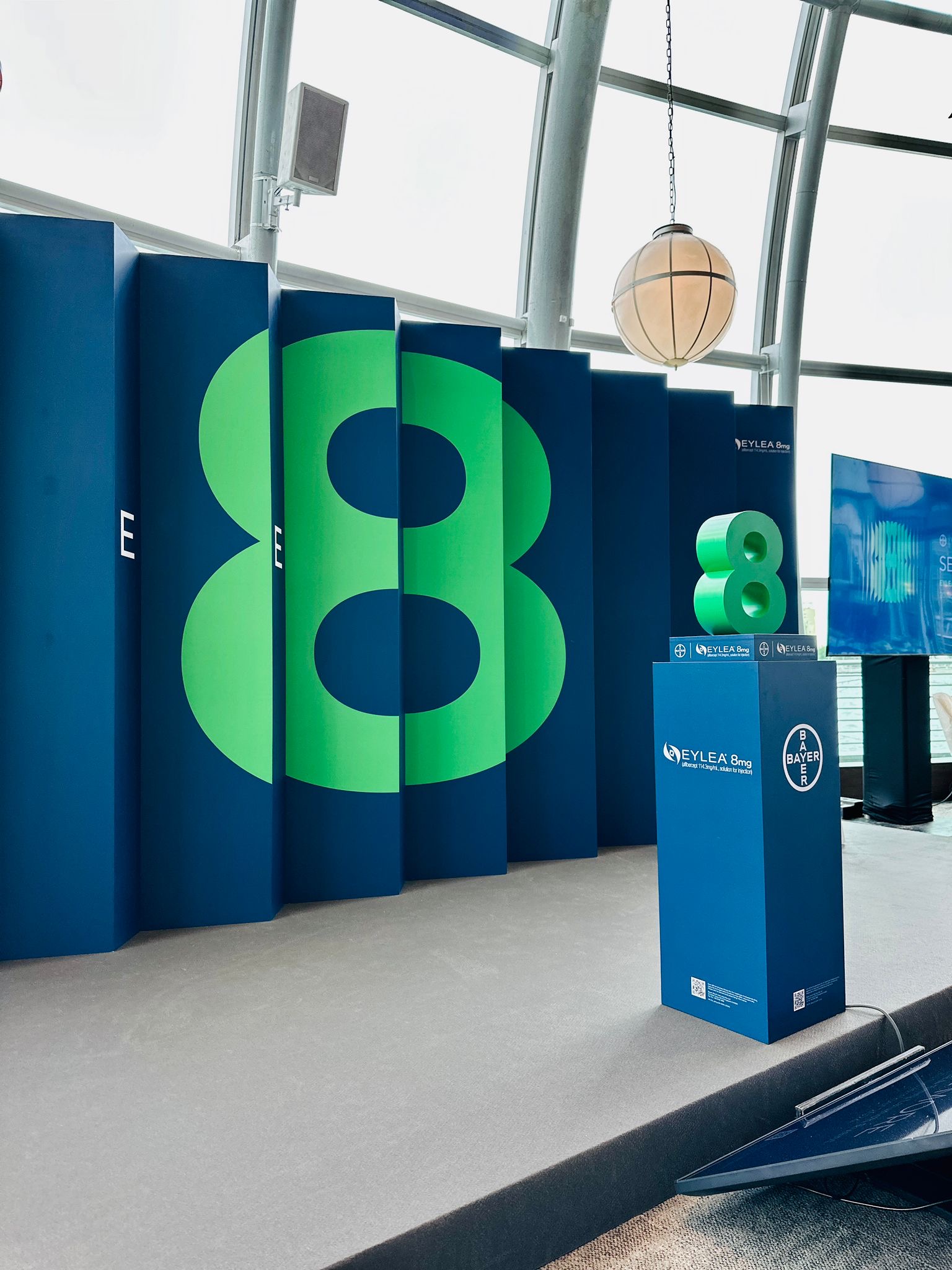 Left perspective view of the lenticular backdrop revealing ‘8’